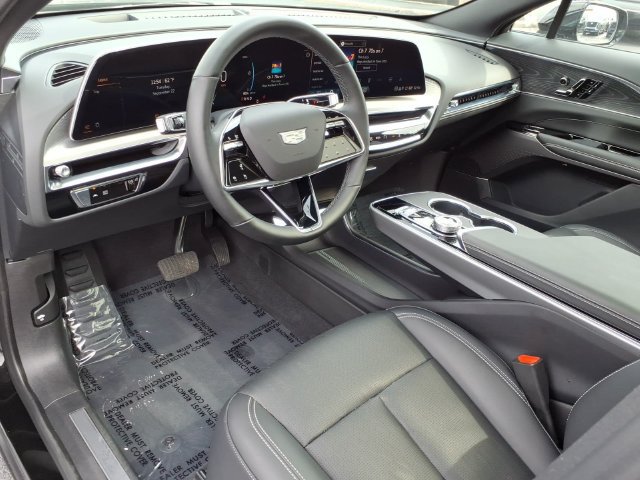 Used 2025 Cadillac Lyriq Luxury AWD/4WD image 3