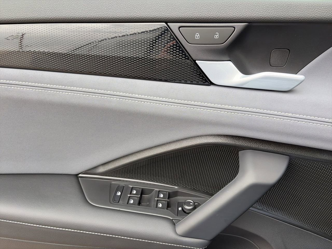 New 2026 Volkswagen Tiguan SE R-Line image 17