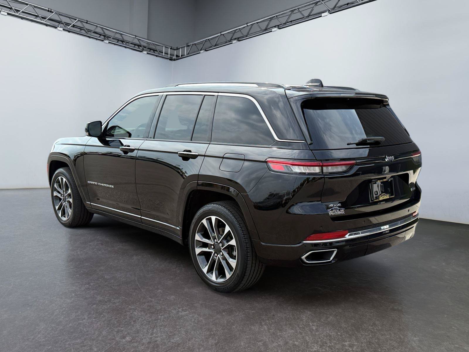Used 2023 Jeep Grand Cherokee Overland AWD/4WD image 5