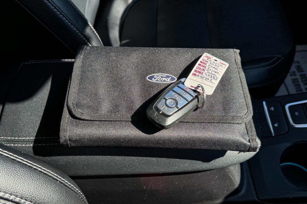 Used 2020 Ford Escape Titanium image 34