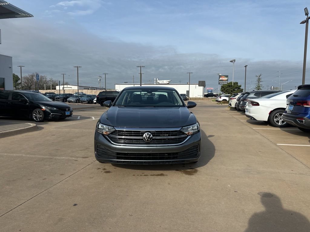 Used 2024 Volkswagen Jetta SE image 2