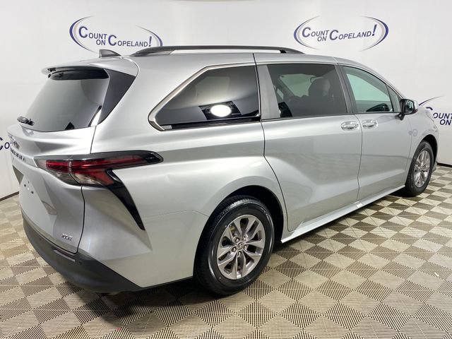 Certified 2025 Toyota Sienna XLE FWD image 8