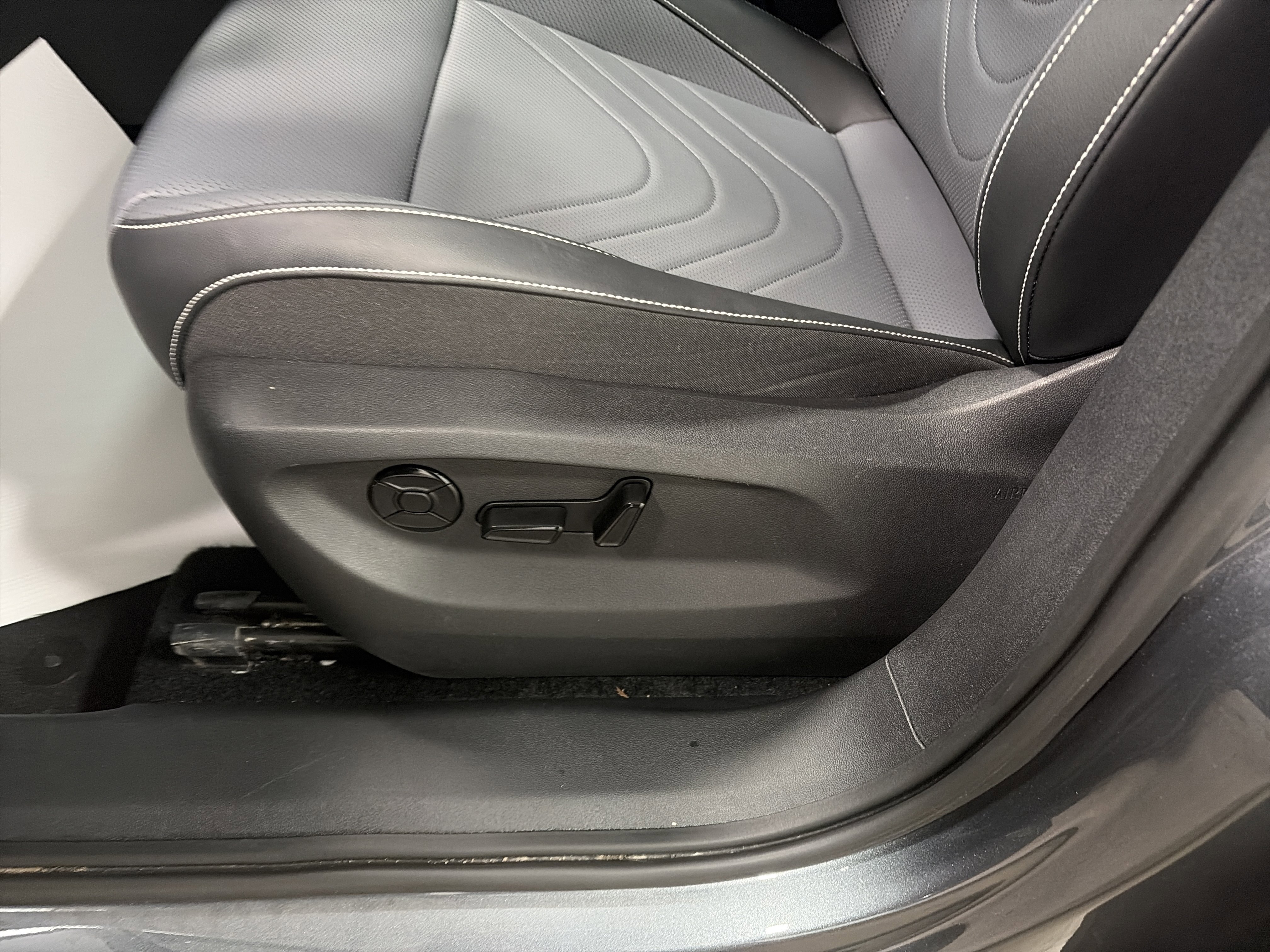 Certified 2025 Volkswagen Tiguan SE image 15