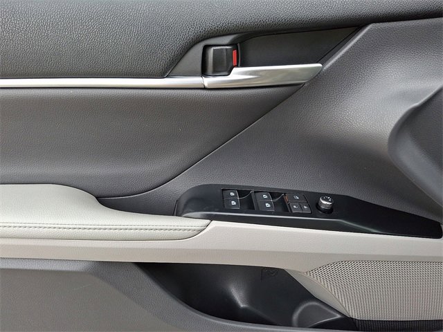 Used 2020 Toyota Camry XLE image 12