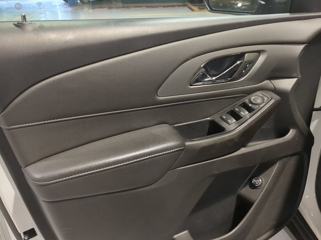 Used 2023 Chevrolet Traverse LT FWD image 14