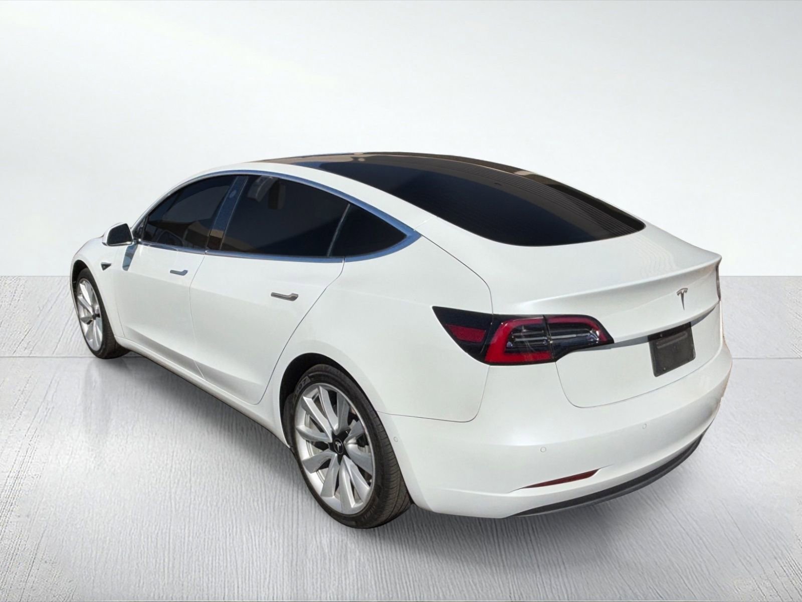 Used 2019 Tesla Model 3 Standard Range image 3
