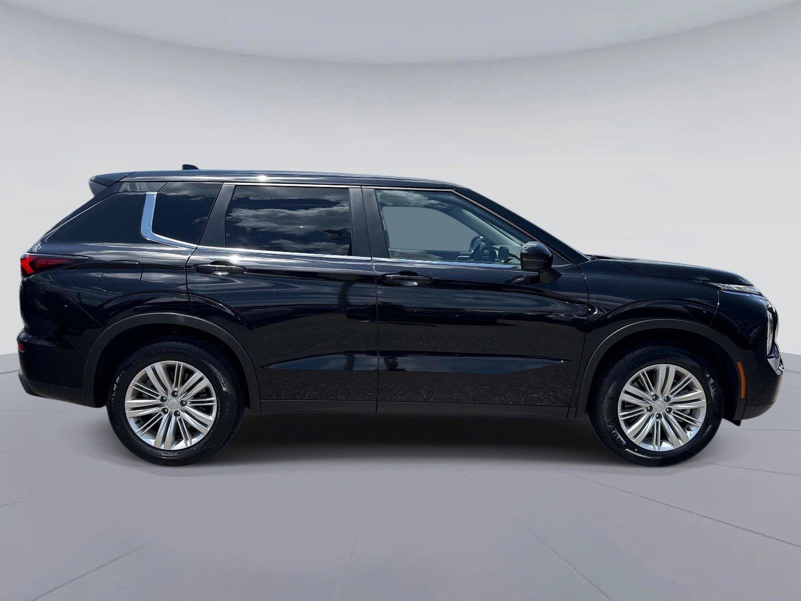 Used 2024 Mitsubishi Outlander ES FWD image 2