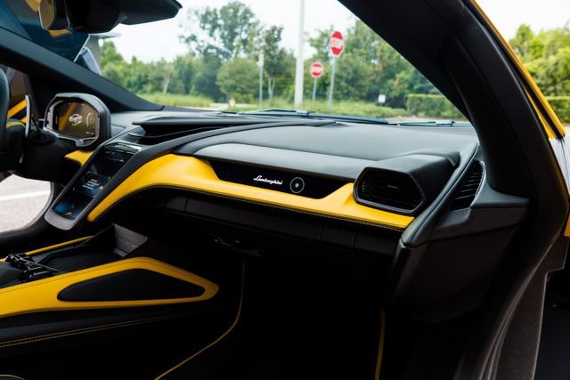 Used 2025 Lamborghini Revuelto AWD/4WD image 32