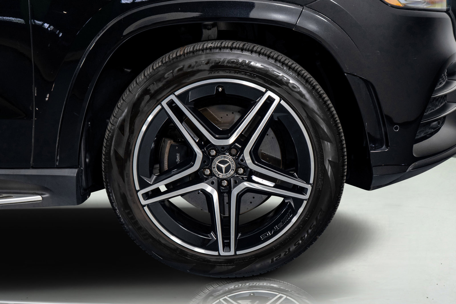 Used 2023 Mercedes-Benz GLS 580 4MATIC image 10