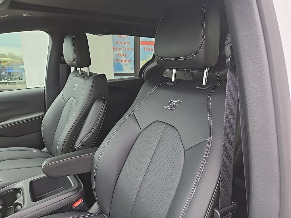 New 2026 Chrysler Pacifica Select w/ S Appearance Package FWD image 31