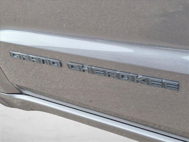Used 2019 Jeep Grand Cherokee Altitude AWD/4WD image 9