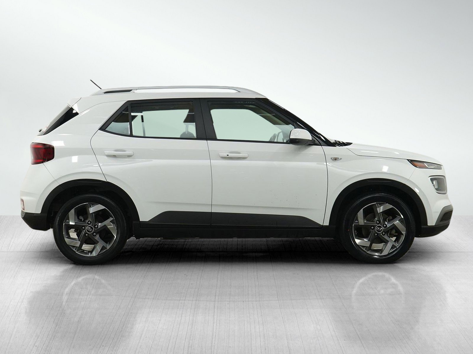 Used 2024 Hyundai Venue SEL FWD image 6