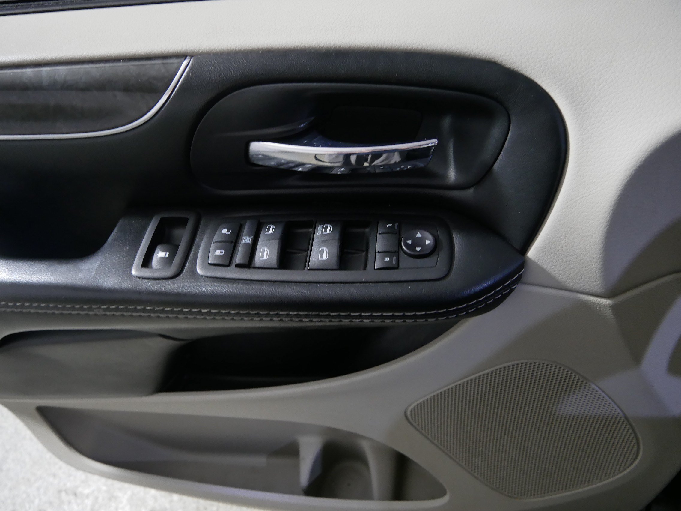 Used 2015 Chrysler Town & Country Touring-L w/ Driver Convenience Group FWD image 19