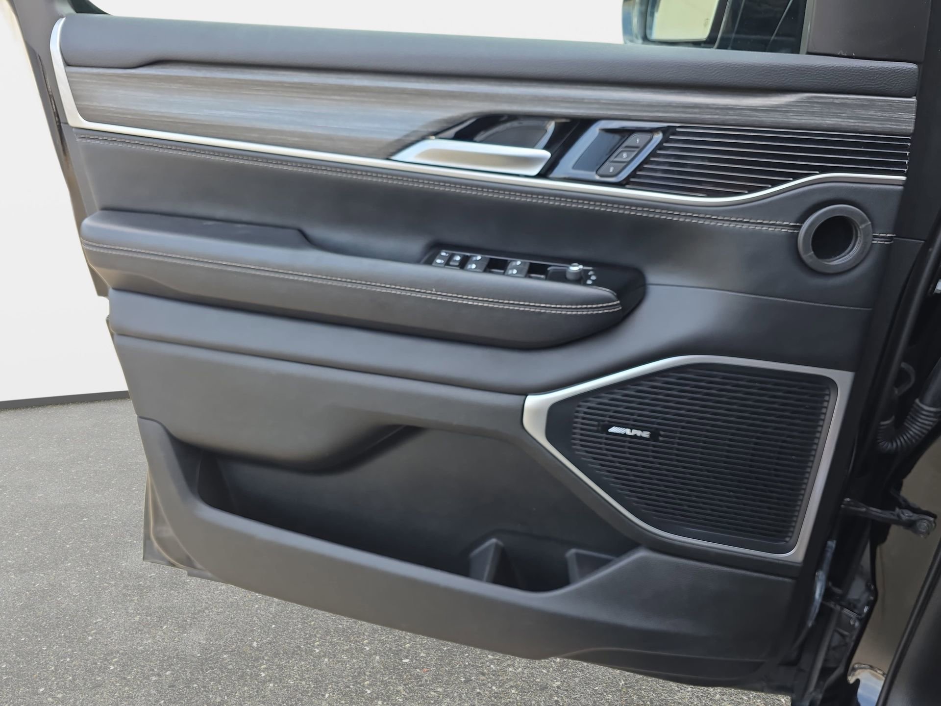 Used 2024 Jeep Wagoneer L Series II RWD image 25