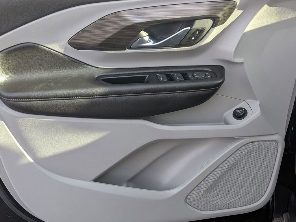 Used 2023 GMC Terrain SLE w/ Driver Convenience Package image 9