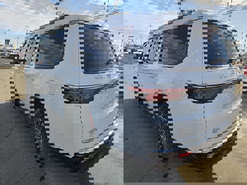 Used 2024 Jeep Wagoneer L Series II image 5