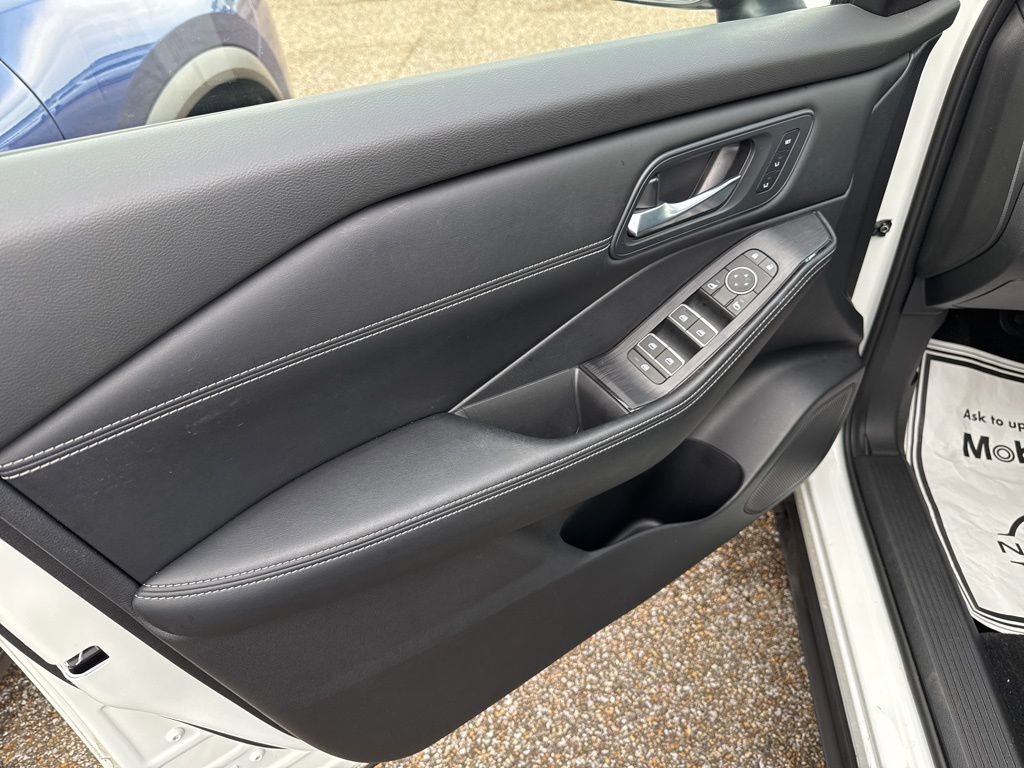 Used 2025 Nissan Rogue SL w/ Tech Package image 4