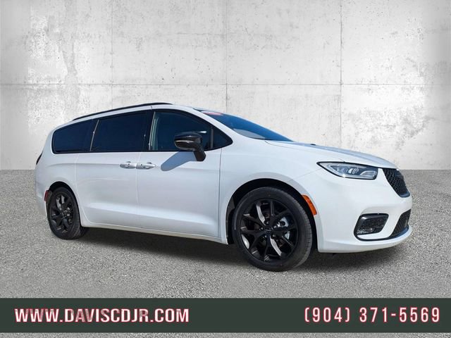 Used 2025 Chrysler Pacifica Limited image 1