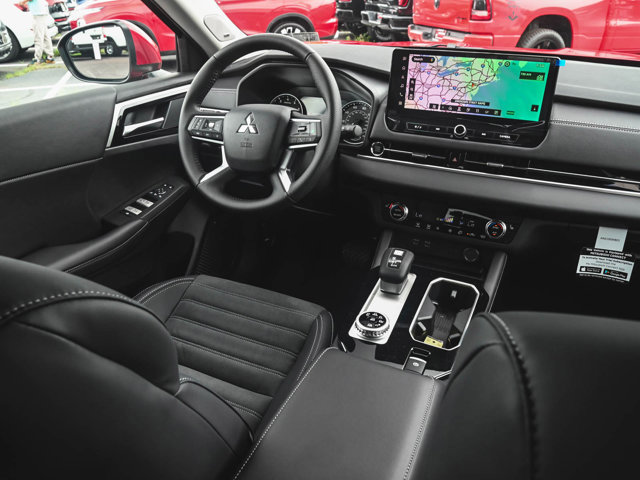 New 2025 Mitsubishi Outlander SE image 30