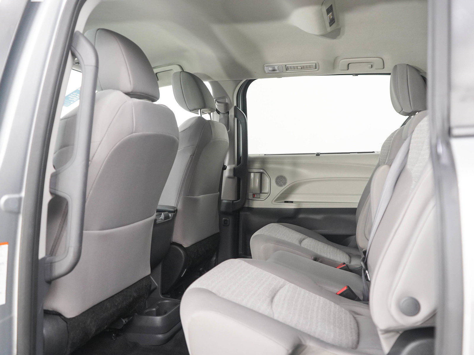 Used 2024 Toyota Sienna LE FWD image 19