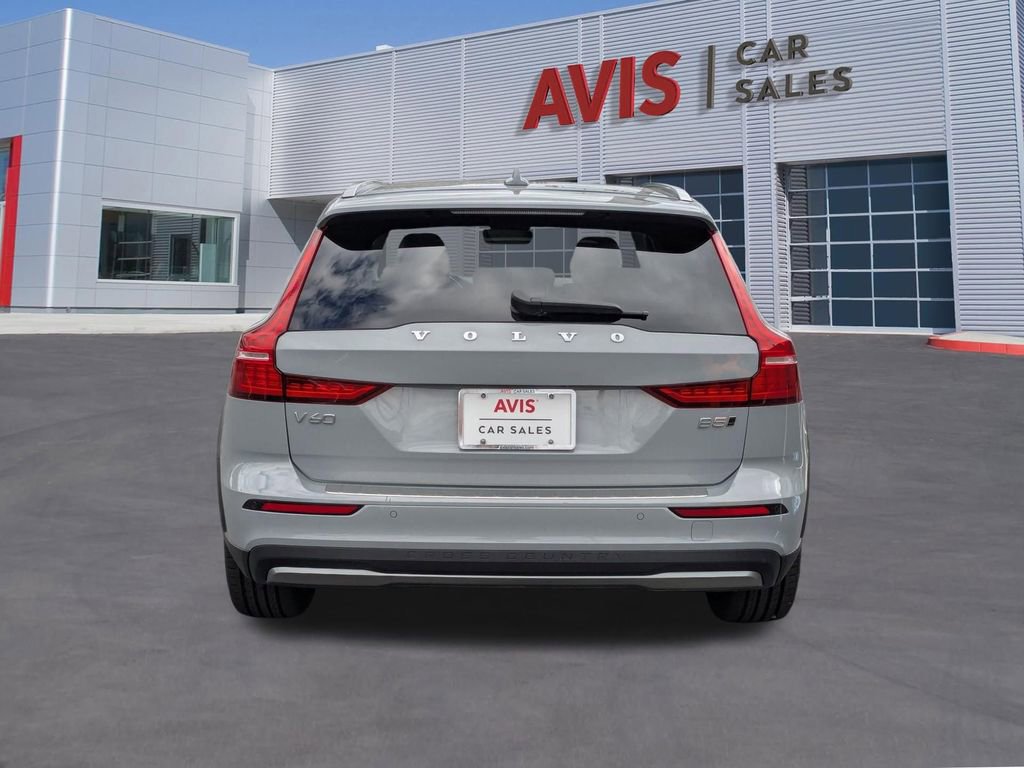 Used 2025 Volvo V60 B5 Cross Country Plus image 7