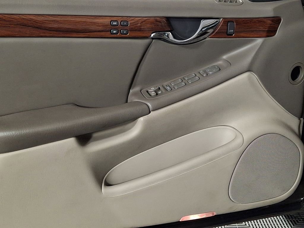Used 2002 Cadillac De Ville w/ Comfort/Convenience Pkg image 15