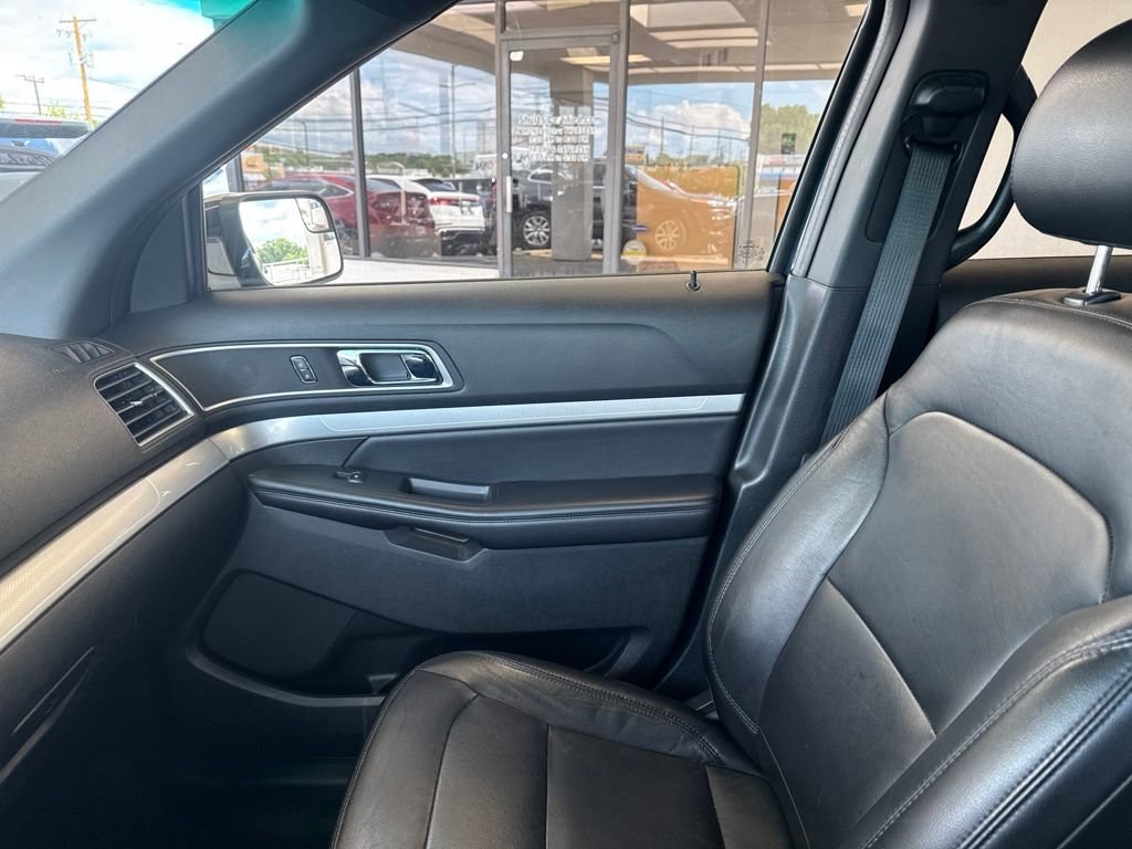Used 2016 Ford Explorer XLT w/ Equipment Group 202A AWD/4WD image 30