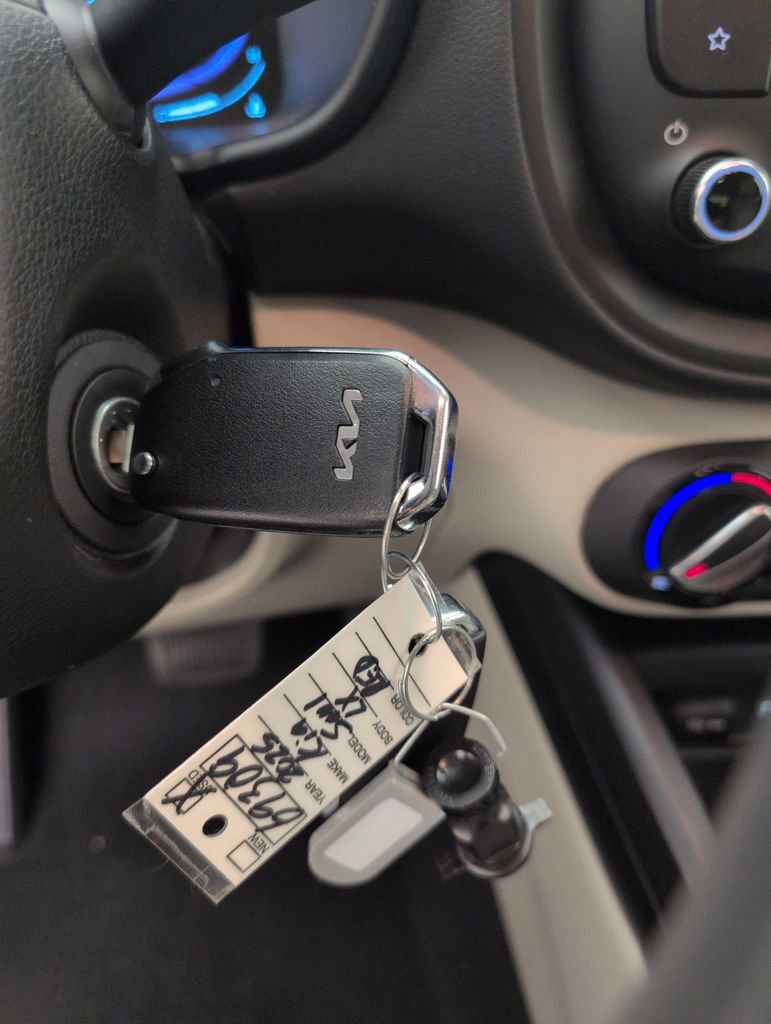 Used 2025 Kia Soul LX w/ LX Technology Package FWD image 39