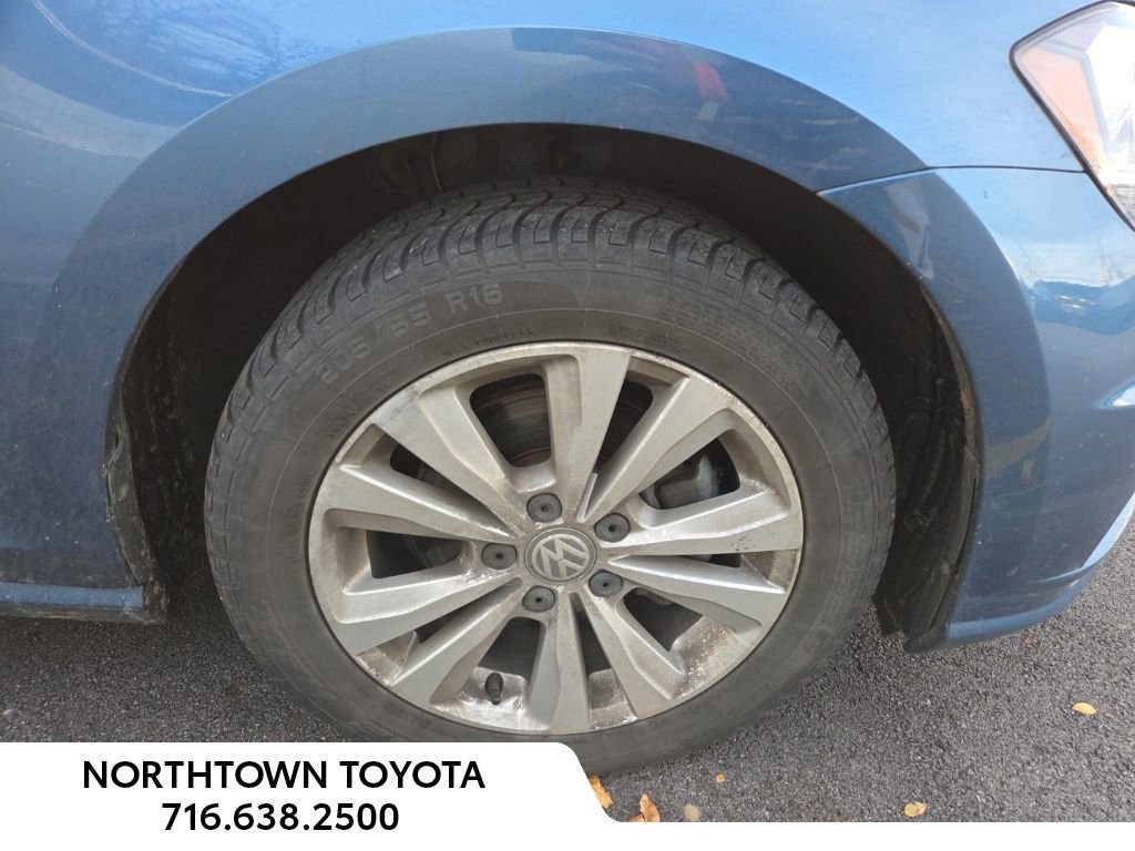 Used 2020 Volkswagen Golf 4-Door image 2