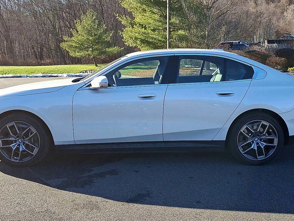 Used 2025 BMW i5 xDrive40 w/ Premium Package image 5