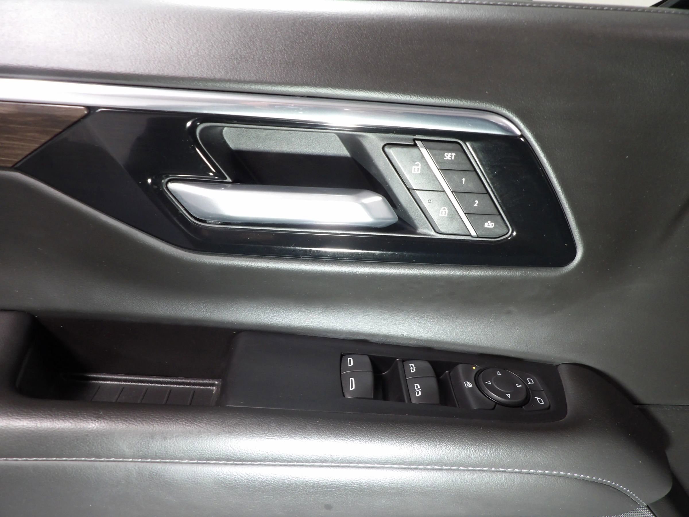 Used 2025 Chevrolet Suburban Z71 image 20