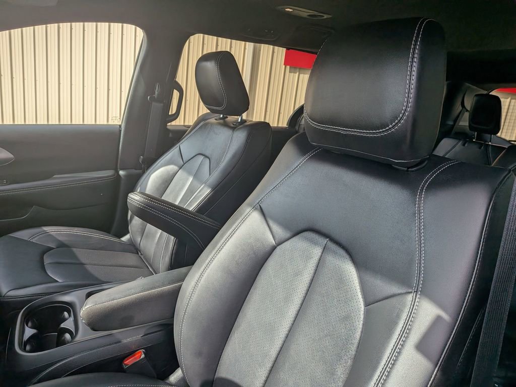 Used 2025 Chrysler Pacifica Select image 13