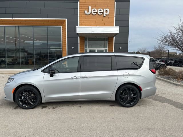 New 2026 Chrysler Pacifica Limited w/ S Appearance Package FWD image 9