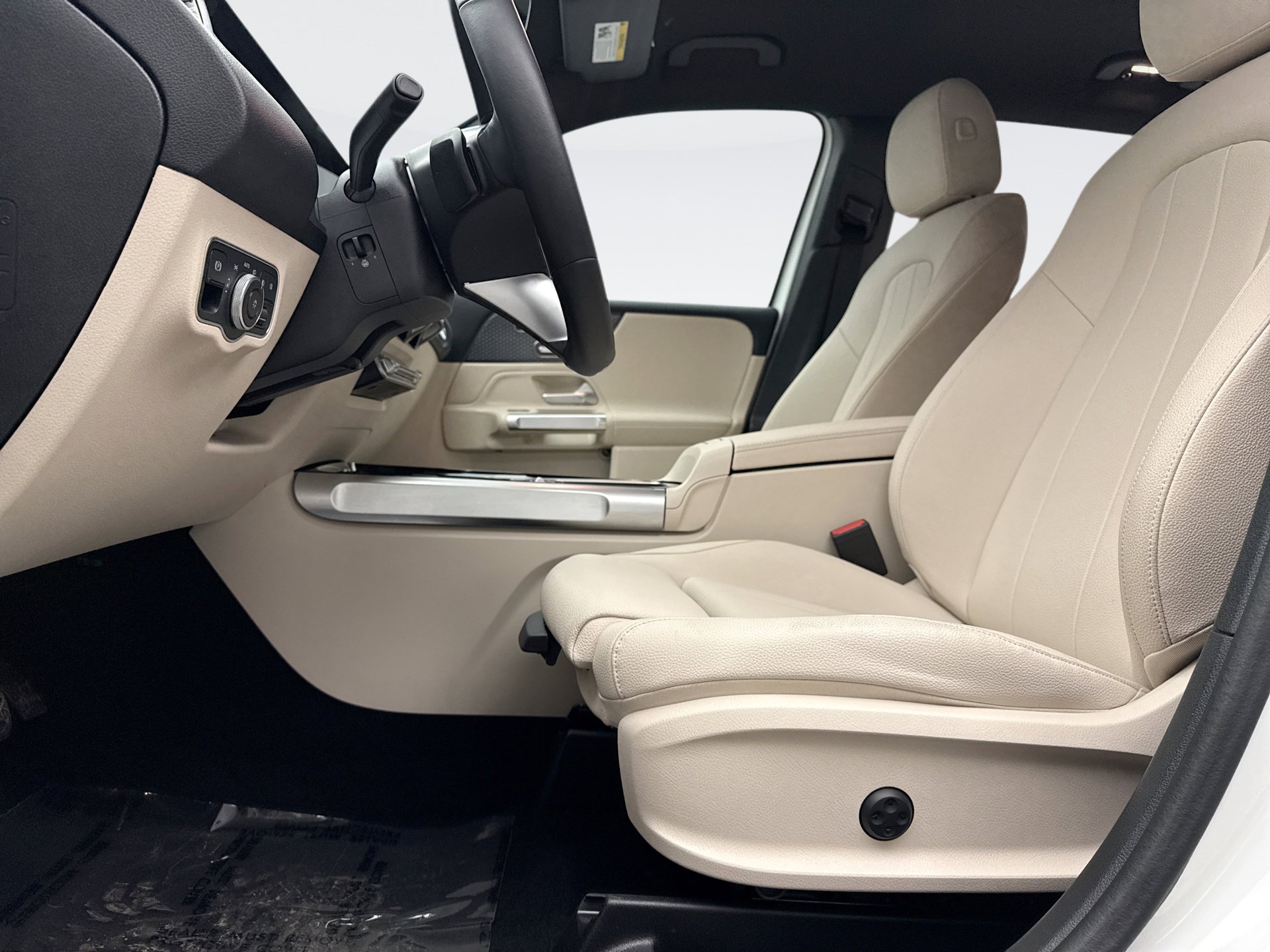 Used 2025 Mercedes-Benz GLB 250 GLB 250 4WD image 11