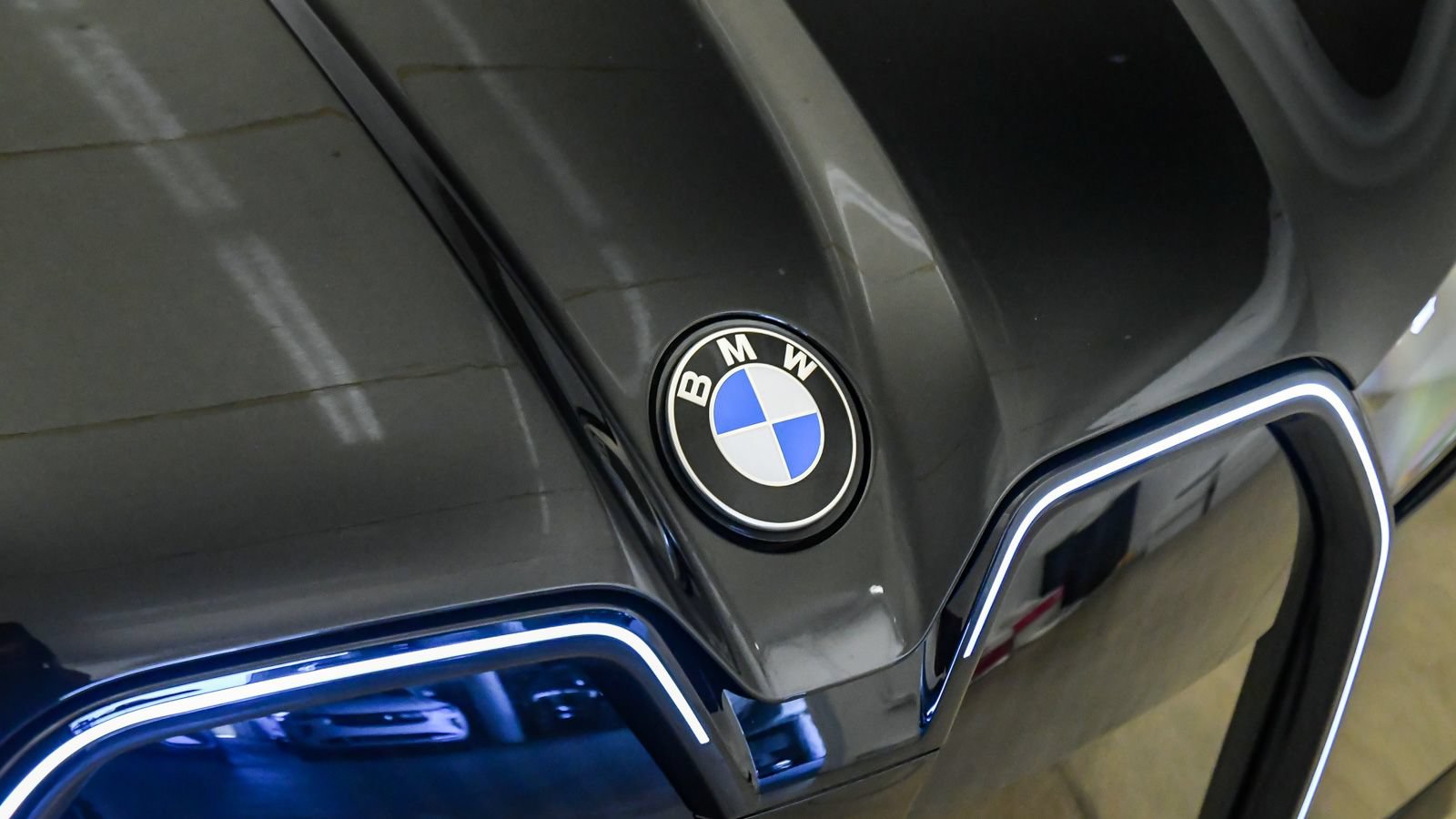 Used 2026 BMW iX xDrive60 w/ M Sport Package AWD/4WD image 8