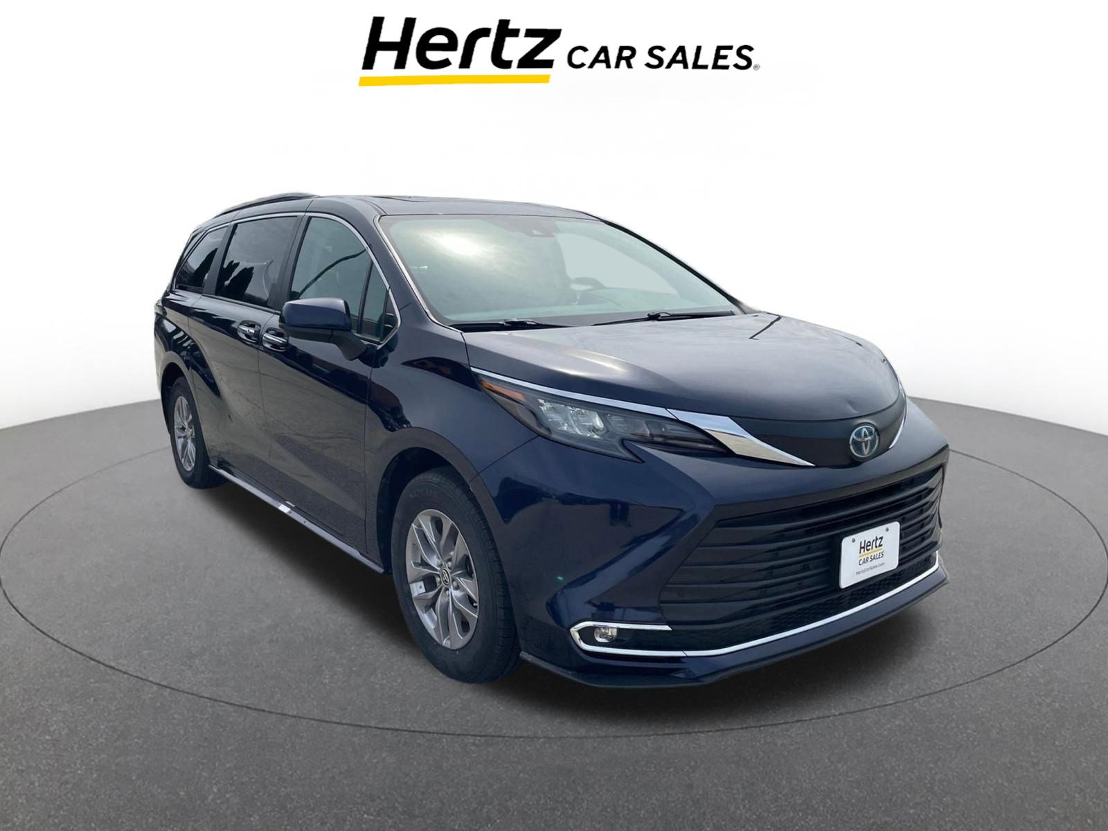 Used 2024 Toyota Sienna XLE image 1