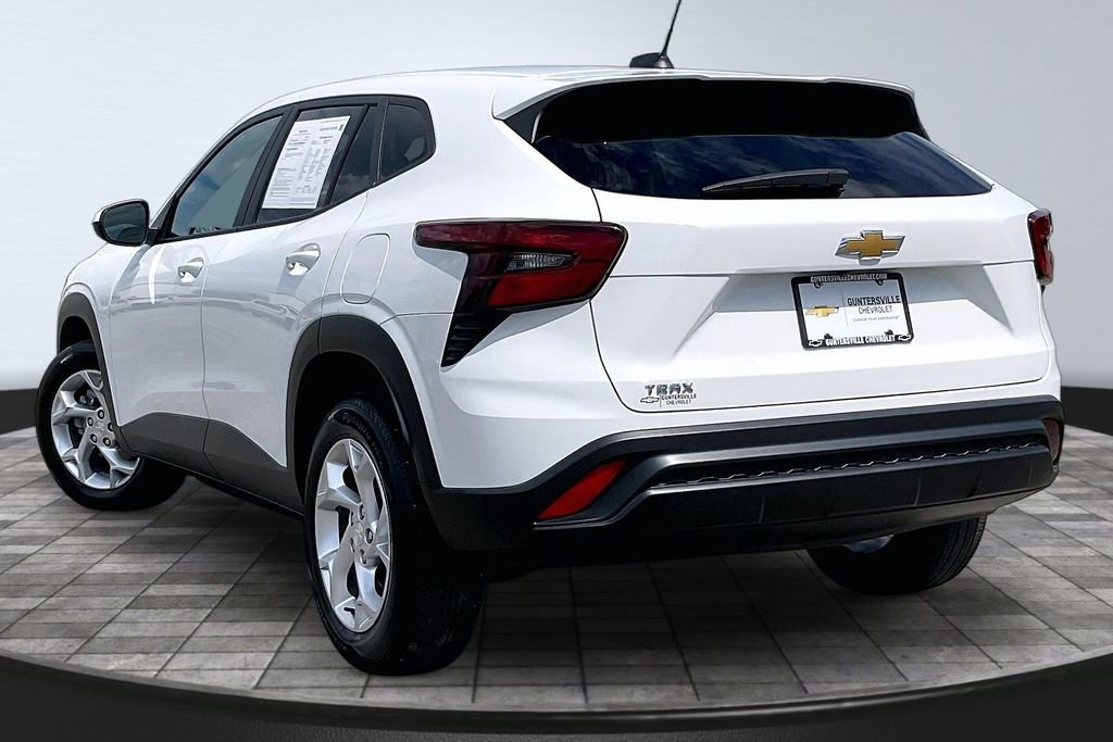 Used 2024 Chevrolet Trax LS w/ LS Convenience Package FWD image 13