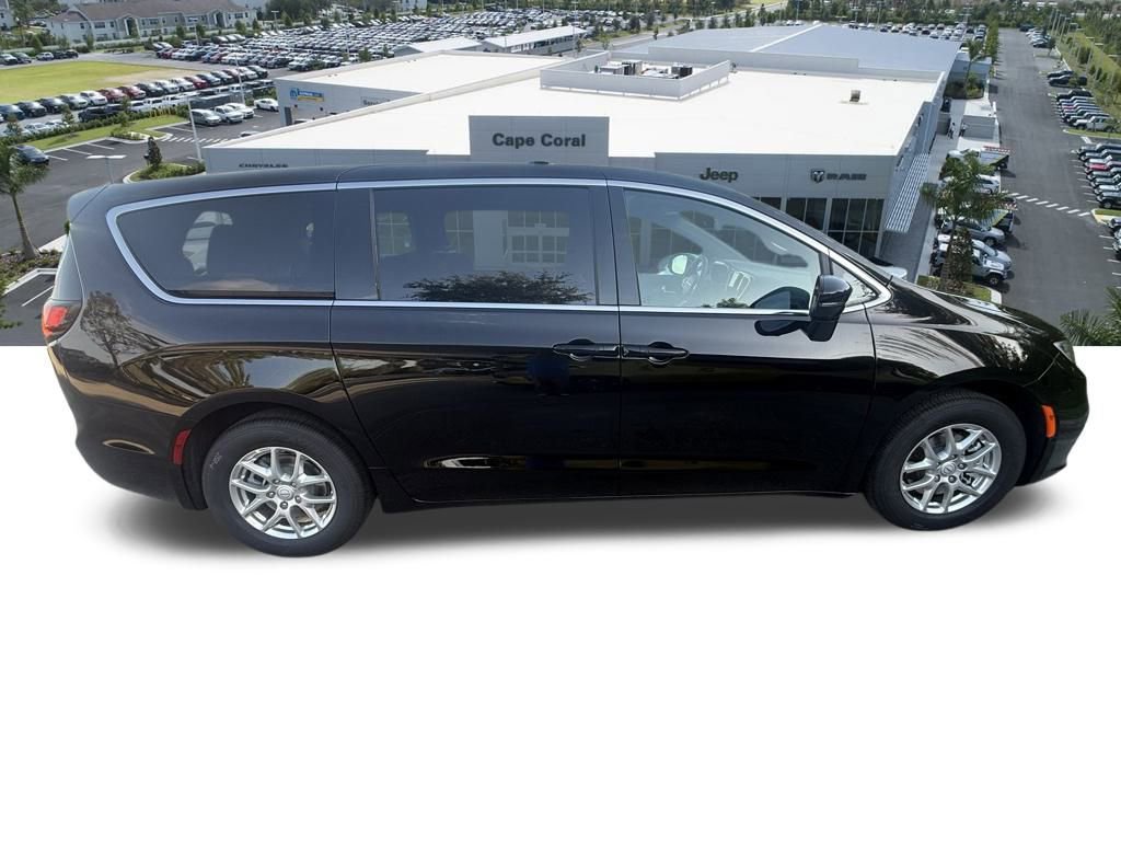 New 2026 Chrysler Pacifica Select image 4
