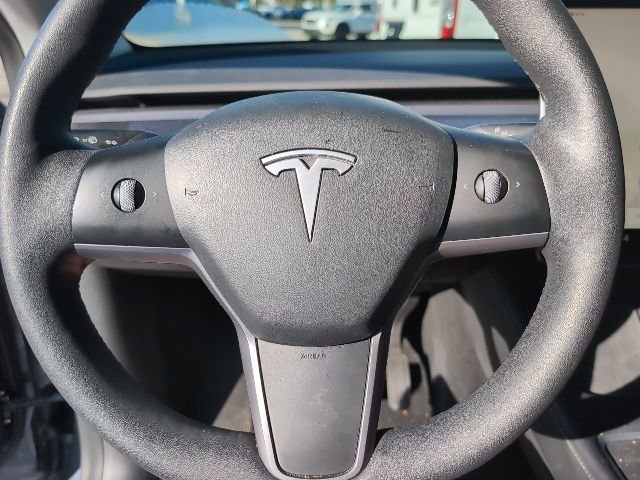 Used 2022 Tesla Model Y Long Range image 11