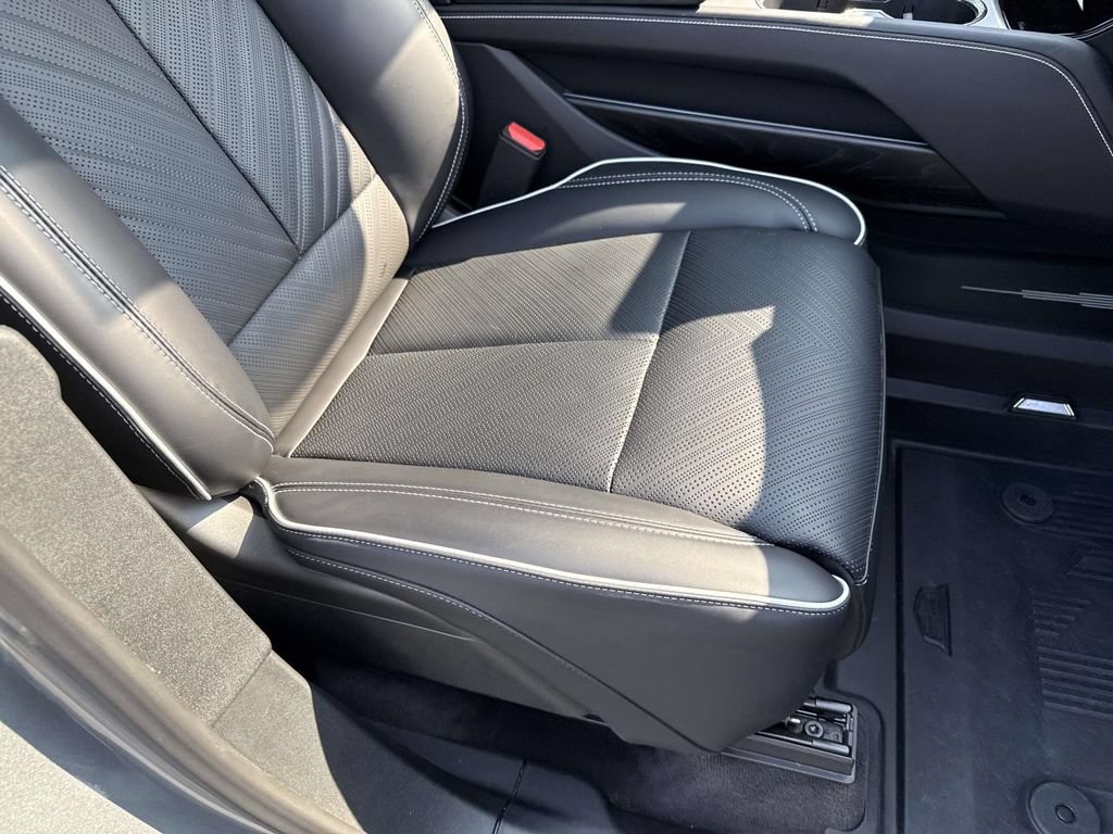 Used 2026 Cadillac Vistiq Platinum w/ LPO, Floor Liner Package AWD/4WD image 28