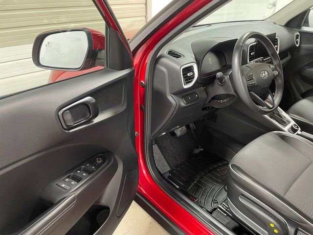 Used 2023 Hyundai Venue Limited image 12