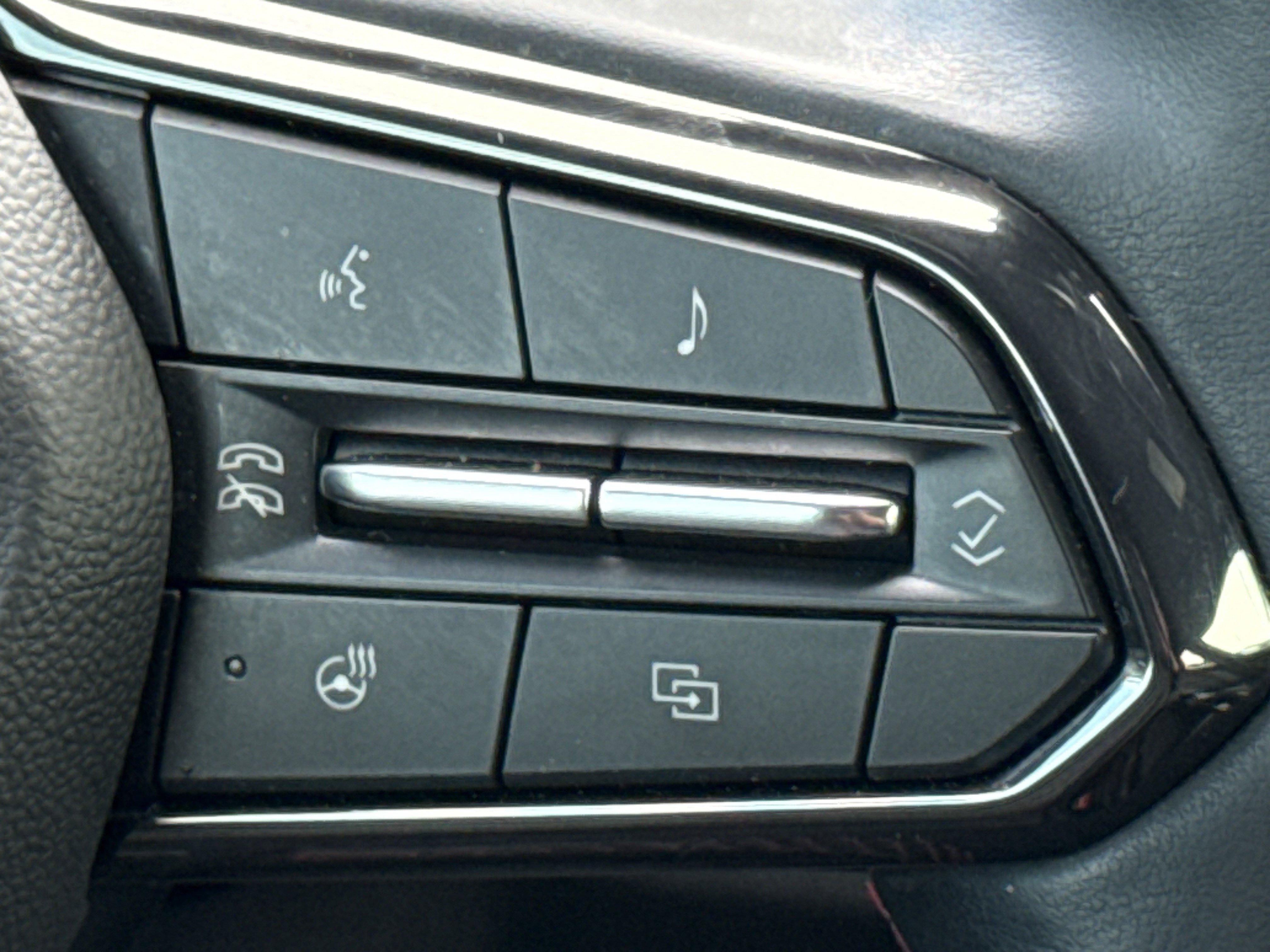 Used 2025 Chevrolet Equinox RS w/ Safety and Technology Package FWD image 20