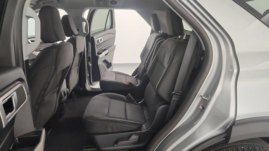 Used 2023 Ford Explorer XLT AWD/4WD image 16