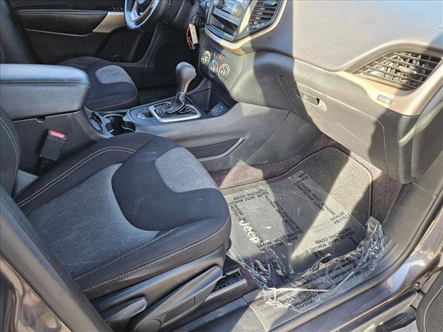 Used 2018 Jeep Cherokee Latitude w/ Altitude Package FWD image 19