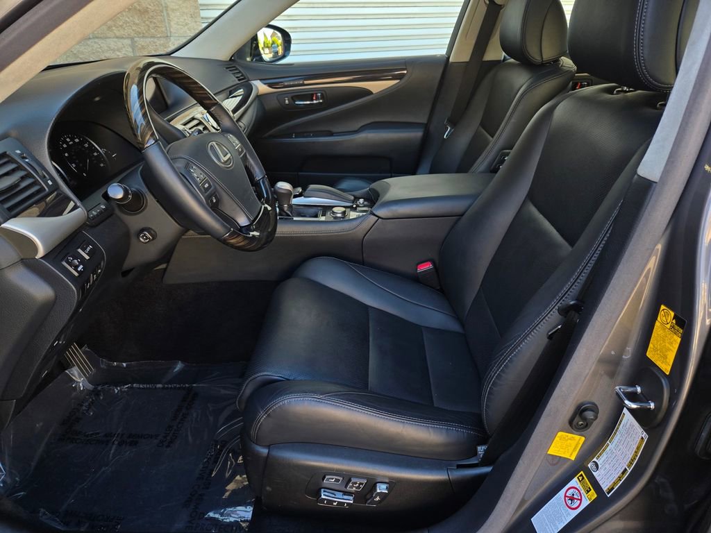 Used 2013 Lexus LS 460 w/ Comfort Pkg image 19