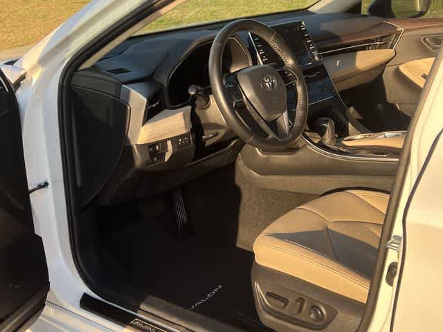Used 2022 Toyota Avalon XLE image 3