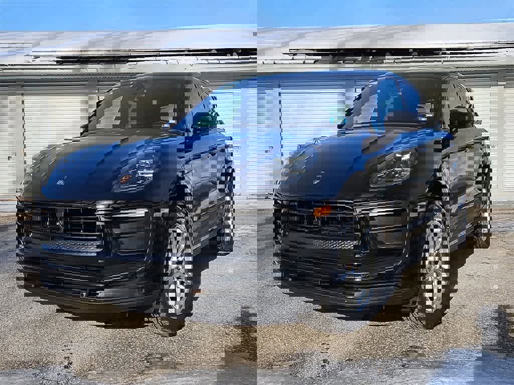 Certified 2025 Porsche Macan image 3