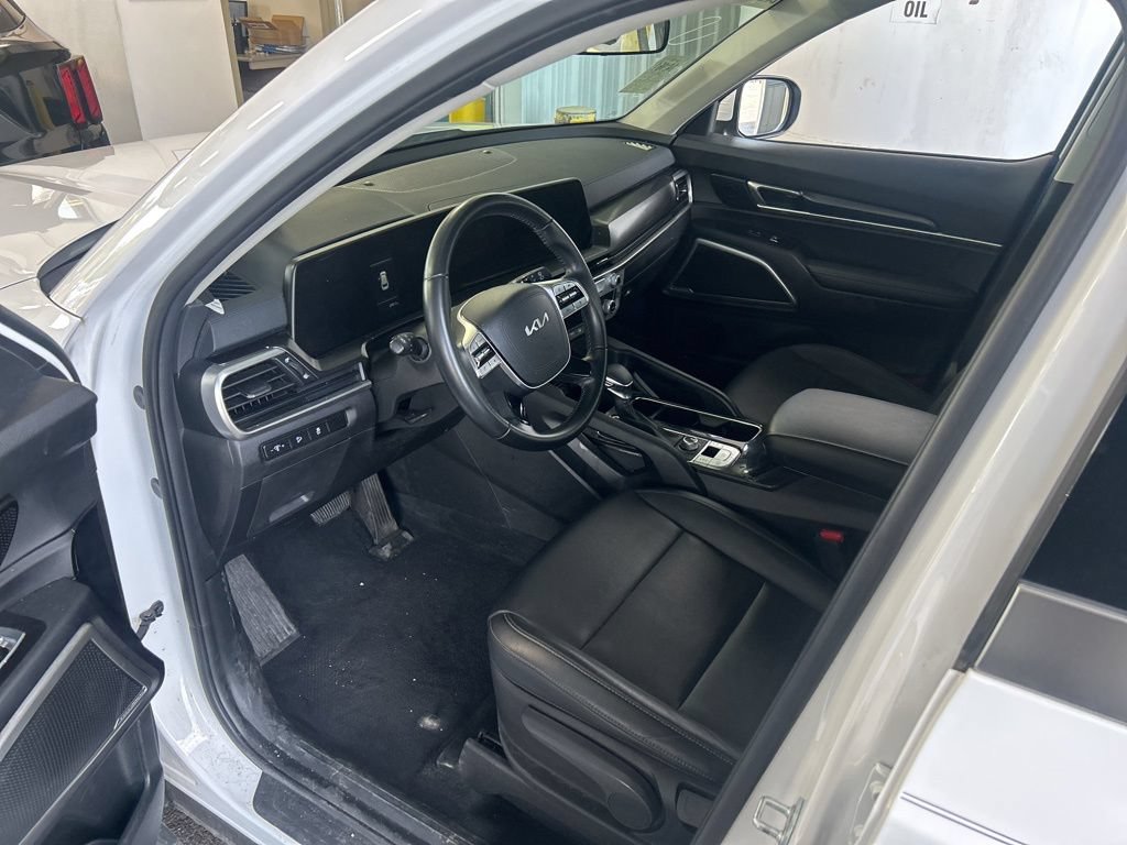 Used 2023 Kia Telluride LX AWD/4WD image 3