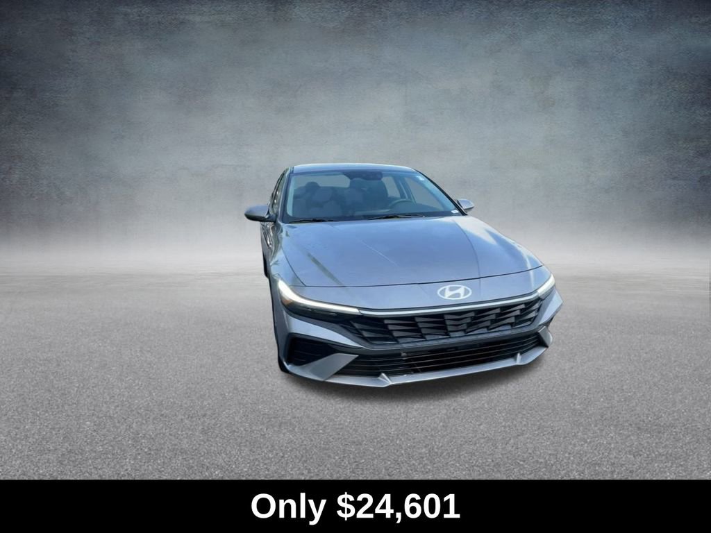 Used 2025 Hyundai Elantra Blue image 4