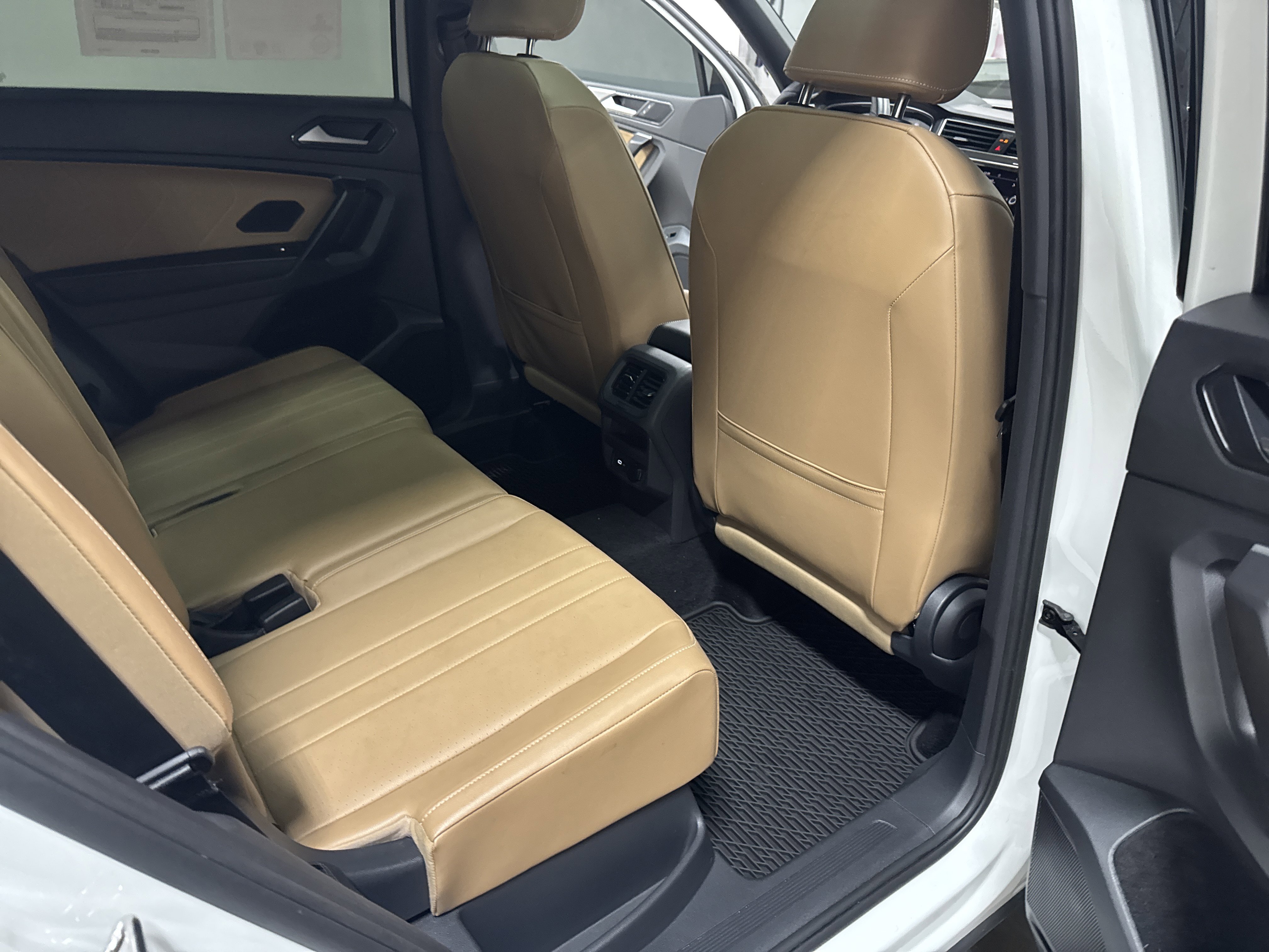 Certified 2024 Volkswagen Tiguan SE R-Line AWD/4WD image 40